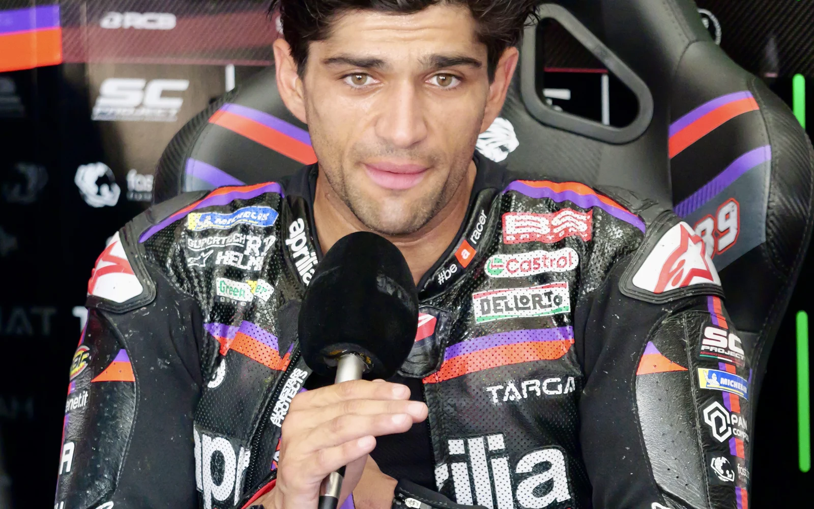 Jorge Martín in tuta Aprilia durante un’intervista, foto d’archivio