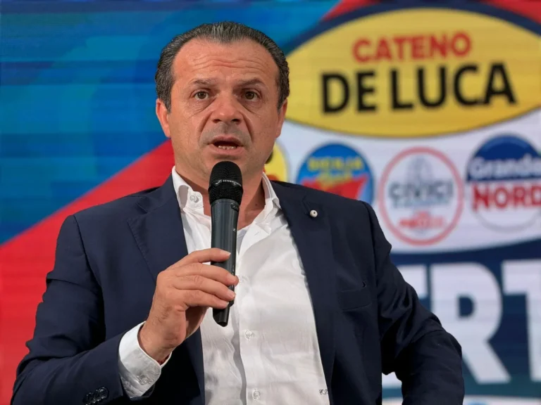 Cateno De Luca con un microfono, foto d’archivio