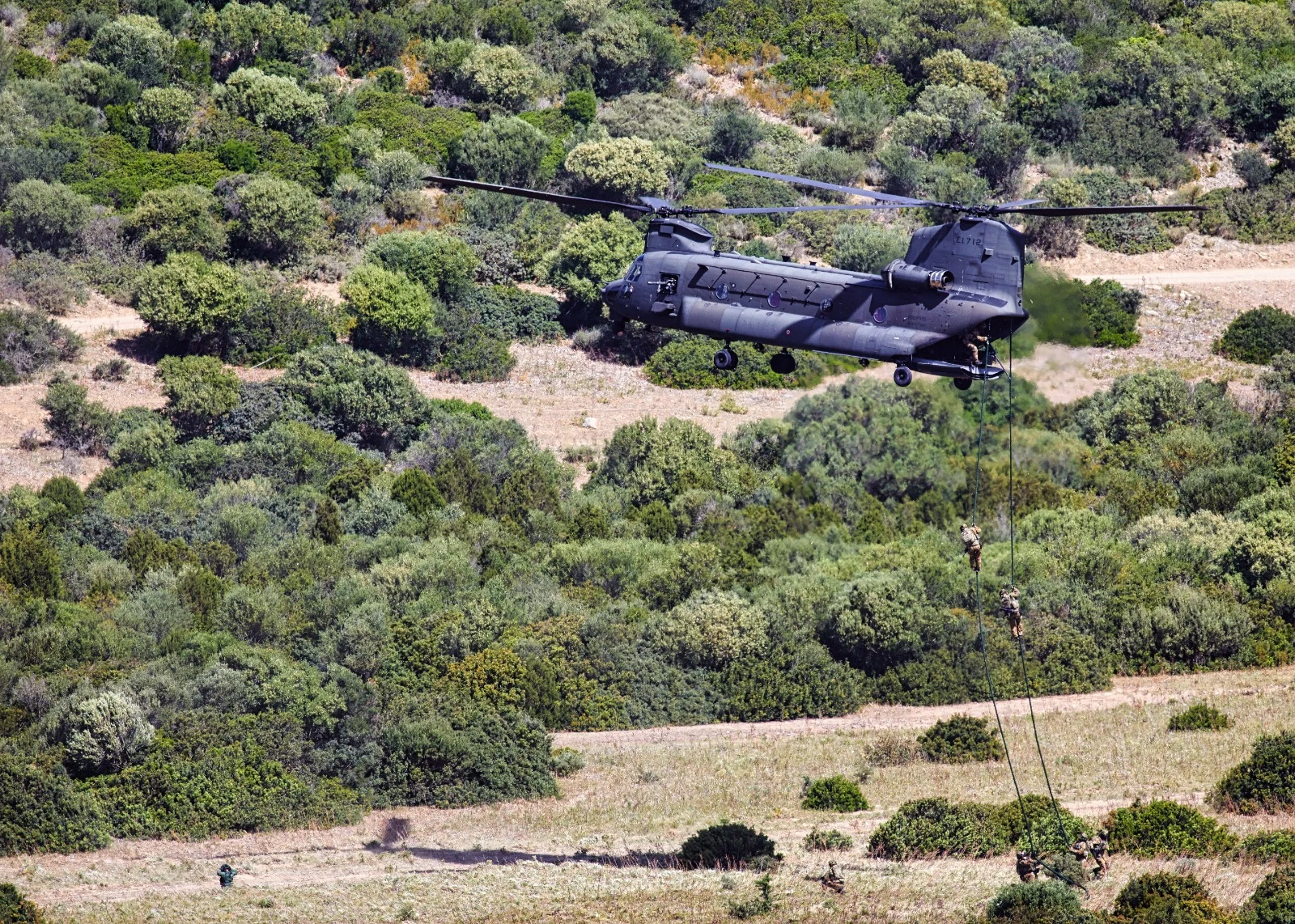 Elicottero CH-47F dell’Esercito Italiano durante un’esercitazione, foto d’archivio