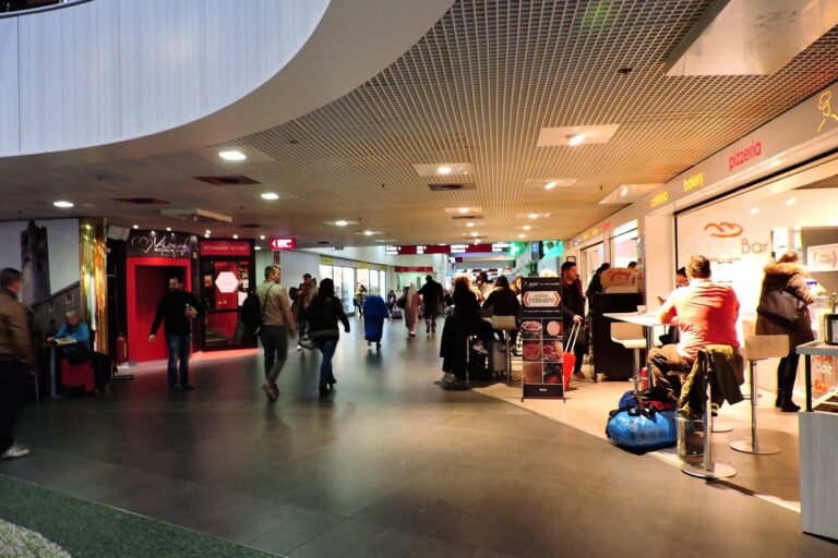 Interno del terminal di Orio al Serio con passeggeri, foto d’archivio