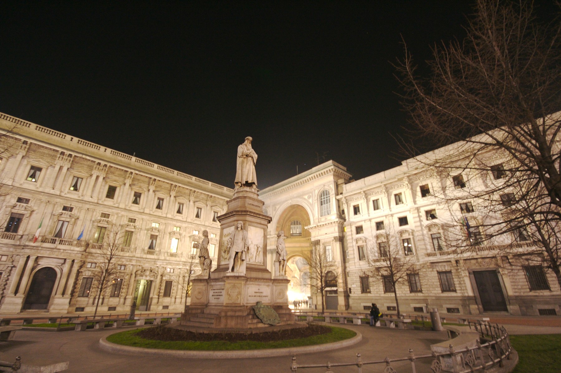 Piazza della Scala con Palazzo Marino e il monumento a Leonardo, fotografia d’archivio del 2007