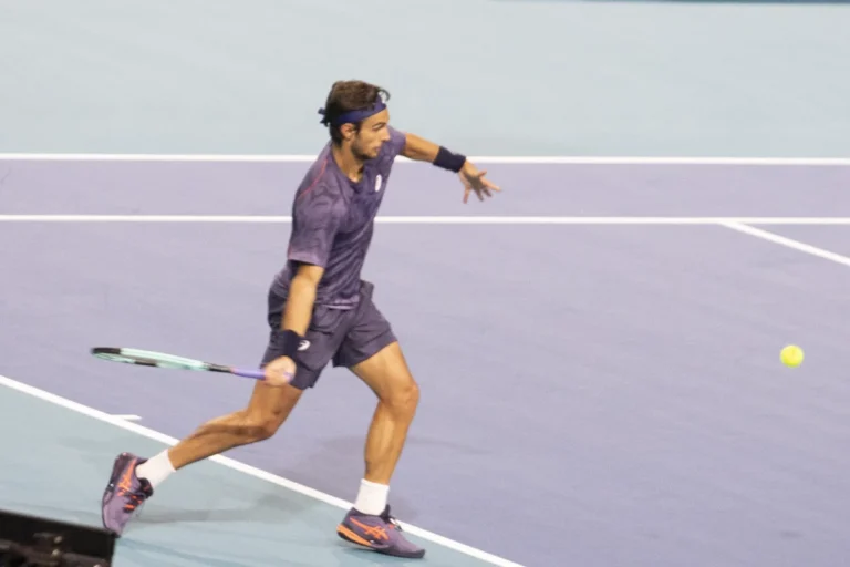 Lorenzo Musetti durante uno scambio al Miami Open, foto d’archivio