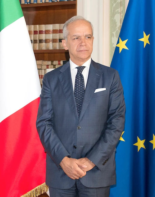 Matteo Piantedosi tra le bandiere italiana ed europea, foto d’archivio